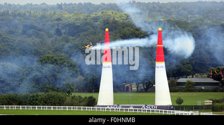 Peter Besenyei abgebildet in Ascot, Berkshire, UK. 16. August 2015.   Jetzt in seinem zehnten Jahr sind die internationale Serie von Rennen weltweit als die schnellsten und aufregendsten Motorsportserien der Welt bekannt geworden.  Die Rennen werden die Piloten navigieren luftgefüllten Pylonen auf eine Antenne Rennstrecke mit der schnellsten Zeit und geringste Zahl der Sanktionen wird der Gewinner sehen. Bildnachweis: Oliver Dixon/Alamy Live-Nachrichten Stockfoto