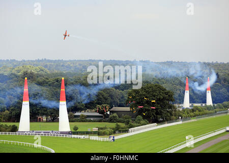 Nicolas Ivanoff abgebildet in Ascot, Berkshire, UK. 16. August 2015.   Jetzt in seinem zehnten Jahr sind die internationale Serie von Rennen weltweit als die schnellsten und aufregendsten Motorsportserien der Welt bekannt geworden.  Die Rennen werden die Piloten navigieren luftgefüllten Pylonen auf eine Antenne Rennstrecke mit der schnellsten Zeit und geringste Zahl der Sanktionen wird der Gewinner sehen. Bildnachweis: Oliver Dixon/Alamy Live-Nachrichten Stockfoto