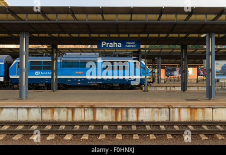 Blaue Zug warten auf eine Plattform, auf der Prager Hauptbahnhof. Die Station befindet sich in der dis Stockfoto