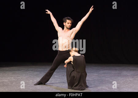 "Tangenten" von Alessia Lugoboni und Paul Oliver durchgeführt. Mitglieder des New English Ballet Theatre Proben ihrer bevorstehenden Auftritte für "Dancing für Nepal" am Clore Studio/Royal Opera House. Vom 20.-22. August 2015 führen die New English Ballet Theatre und special Guests am St. James Theatre, Gelder für die Nepal Erdbeben Hilfsaktion. Stockfoto