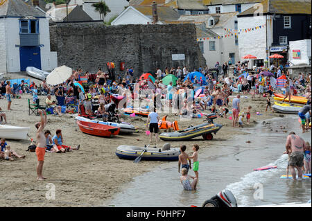 Urlauber im Gorran Haven in Cornwall, England, Vereinigtes Königreich Stockfoto