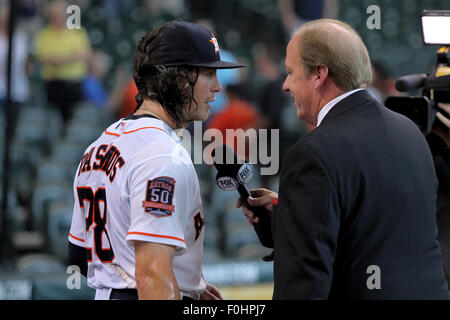 Houston, TX, USA. 16. August 2015. Houston Astros linker Feldspieler Colby Rasmus #28 wendet sich an ein TV-Reporter nach Houstons 6-5 über die Detroit Tigers von Minute Maid Park in Houston, Texas. Bildnachweis: Csm/Alamy Live-Nachrichten Stockfoto