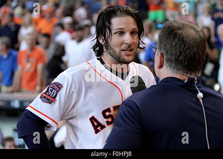 Houston, TX, USA. 16. August 2015. Houston Astros Center Fielder Jake Marisnick #6 spricht für ein TV-Reporter nach Houstons 6-5 über die Detroit Tigers von Minute Maid Park in Houston, Texas. Bildnachweis: Csm/Alamy Live-Nachrichten Stockfoto