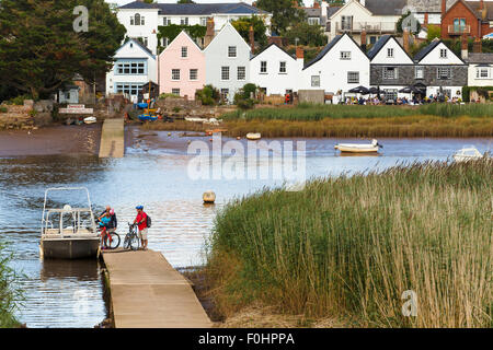 Älteres paar Aussteigen aus kleinen Fähre über Fluß Exe bei Topsham in Devon. Stockfoto