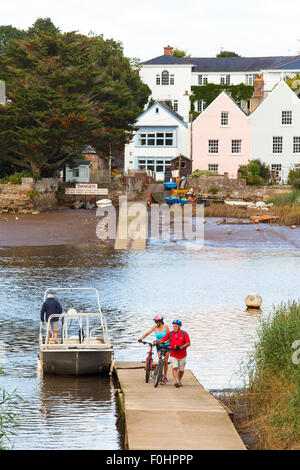 Älteres paar Aussteigen aus kleinen Fähre über Fluß Exe bei Topsham in Devon. Stockfoto