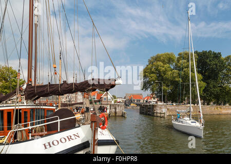 Maritime Stimmung auf dem IJsselmeer in den Hafen von Hoorn (Horn), Nordholland, Niederlande. Stockfoto