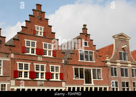 Historische Giebel Architektur entlang dem IJsselmeer, in der Stadt von Hoorn (Horn) Veermanskade, Nordholland, Niederlande. Stockfoto