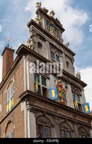 Satteldach auf dem Dach und hoch dekorierten Fassade des Westfries Museum in der historischen Stadt von Hoorn, Nordholland, Niederlande. Stockfoto