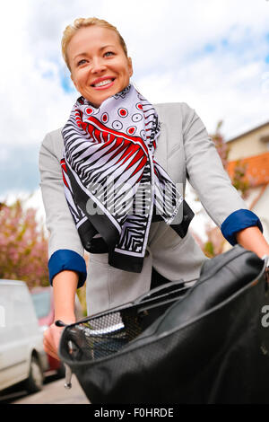 Frau Reiten Fahrrad. Stockfoto