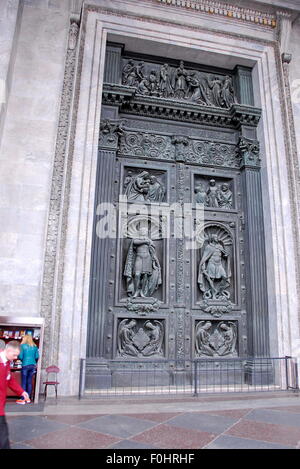 Bronzetüren von Ivan Vitali in St. Isaaks Kathedrale in Sankt Petersburg, Russland Stockfoto