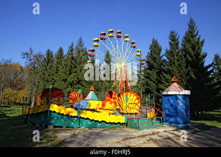 Vintage Karussell und Riesenrad in einem Vergnügungspark Stockfoto