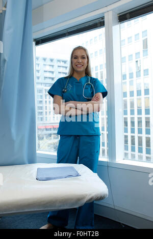 Eine junge Ärztin erwartet ihre Patienten in ihrer Praxis. Stockfoto