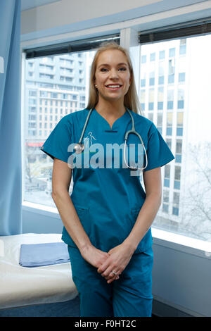 Eine junge Ärztin erwartet ihre Patienten in ihrer Praxis. Stockfoto