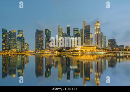 Singapur Stadt Skyline bei Nacht Stockfoto