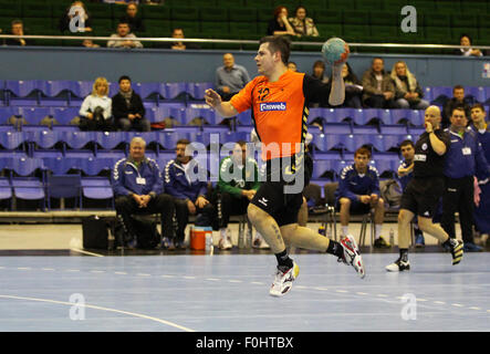 Kiew, UKRAINE - 2. April 2013: Arjan Haenen Niederlande Angriff im Netz während der Handball EHF EURO 2014 Qualifikation Spiel gegen die Ukraine am 2. April 2013 in Kiew, Ukraine Stockfoto