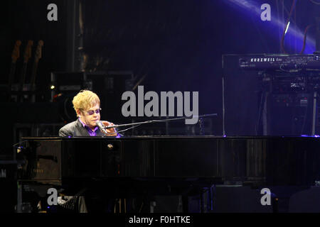 Kiew, UKRAINE - 30. Juni 2012: Sänger Sir Elton John auf der Bühne führt, während Anti-AIDS Benefizkonzert am Platz Unabhängigkeit am 30. Juni 2012 in Kiew, Ukraine Stockfoto