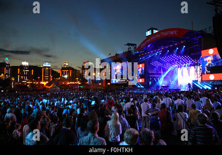 Kiew, UKRAINE - 30. Juni 2012: Menschen suchen auf Sir Elton John auf der Bühne führt, während Anti-AIDS Benefizkonzert am Platz Unabhängigkeit am 30. Juni 2012 in Kiew, Ukraine Stockfoto