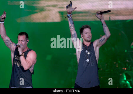 Raleigh, North Carolina, USA. 13. August 2015. Sänger BRIAN KELLEY und TYLER HUBBARD Land Duo Florida Georgia Line durchführen im Walnut Creek Amphitheater in Raleigh. © Tina Fultz/ZUMA Draht/Alamy Live-Nachrichten Stockfoto