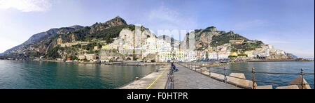 Panoramablick über Amalfi Stadt, Provinz Campania, Italien Stockfoto