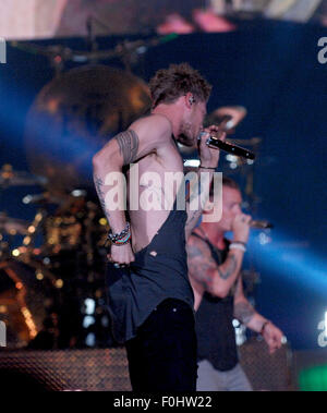 Raleigh, North Carolina, USA. 13. August 2015. Sänger BRIAN KELLEY und TYLER HUBBARD Land Duo Florida Georgia Line durchführen im Walnut Creek Amphitheater in Raleigh. © Tina Fultz/ZUMA Draht/Alamy Live-Nachrichten Stockfoto