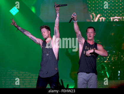 Raleigh, North Carolina, USA. 13. August 2015. Sänger BRIAN KELLEY und TYLER HUBBARD Land Duo Florida Georgia Line durchführen im Walnut Creek Amphitheater in Raleigh. © Tina Fultz/ZUMA Draht/Alamy Live-Nachrichten Stockfoto