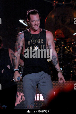 Raleigh, North Carolina, USA. 13. August 2015. Sänger BRIAN KELLEY und TYLER HUBBARD Land Duo Florida Georgia Line durchführen im Walnut Creek Amphitheater in Raleigh. © Tina Fultz/ZUMA Draht/Alamy Live-Nachrichten Stockfoto