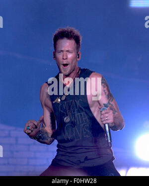 Raleigh, North Carolina, USA. 13. August 2015. Sänger BRIAN KELLEY und TYLER HUBBARD Land Duo Florida Georgia Line durchführen im Walnut Creek Amphitheater in Raleigh. © Tina Fultz/ZUMA Draht/Alamy Live-Nachrichten Stockfoto