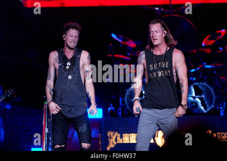 Raleigh, North Carolina, USA. 13. August 2015. Sänger BRIAN KELLEY und TYLER HUBBARD Land Duo Florida Georgia Line durchführen im Walnut Creek Amphitheater in Raleigh. © Tina Fultz/ZUMA Draht/Alamy Live-Nachrichten Stockfoto