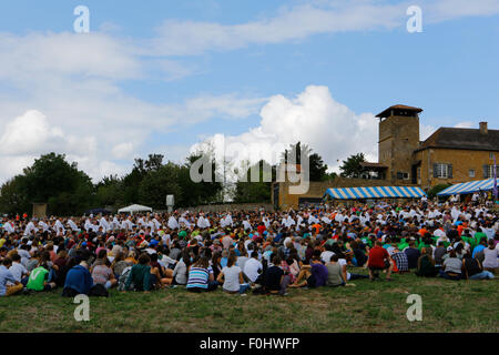 Taizé, Frankreich. 16. August 2015. Tausende von Pilgern kommen nach Taizé für das Gebet der Danksagung für Frère Roger.  Die Brüder von Taizé, zusammen mit Tausenden von Pilgern und Führer der Kirche aus vielen verschiedenen Konfession, statt ein Gebet der Danksagung in Erinnerung von Frère Roger auf den 10. Jahrestag seines Todes und im Jahr seines 100. Geburtstages und den 75. Jahrestag seiner Ankunft in Taizé. Stockfoto