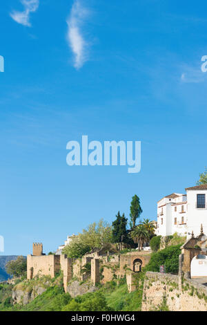 Häuser am Rande des El Tajo Schlucht in Ronda in Andalusien, Spanien Stockfoto