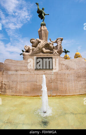 Skulpturen und Brunnen gegen einen blauen Himmel und die Kathedrale von Santo Domingo im Hintergrund. Historischen Zentrum von Trujillo. Stockfoto