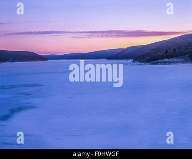 Winter-Sonnenaufgang über den Kinzua Reservoir, Warren Co., PA Stockfoto