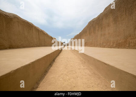 Überreste der archäologische Stadt Chan Chan in Trujillo. Peru. Die Stadt war früher die Hauptstadt des Königreiches Chimu. Stockfoto