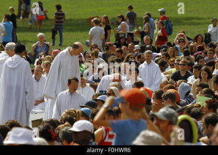 Taizé, Frankreich. 16. August 2015. Die Brüder von Taizé kommen an das Gebet, ihre traditionellen weißen Roben tragen. Die Brüder von Taizé, zusammen mit Tausenden von Pilgern und Führer der Kirche aus vielen verschiedenen Konfession, statt ein Gebet der Danksagung in Erinnerung von Frère Roger auf den 10. Jahrestag seines Todes und im Jahr seines 100. Geburtstages und den 75. Jahrestag seiner Ankunft in Taizé. Stockfoto