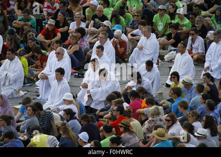 Taizé, Frankreich. 16. August 2015. Die Brüder von Taizé sitzen in der Mitte der Pilger. Die Brüder von Taizé, zusammen mit Tausenden von Pilgern und Führer der Kirche aus vielen verschiedenen Konfession, statt ein Gebet der Danksagung in Erinnerung von Frère Roger auf den 10. Jahrestag seines Todes und im Jahr seines 100. Geburtstages und den 75. Jahrestag seiner Ankunft in Taizé. Stockfoto