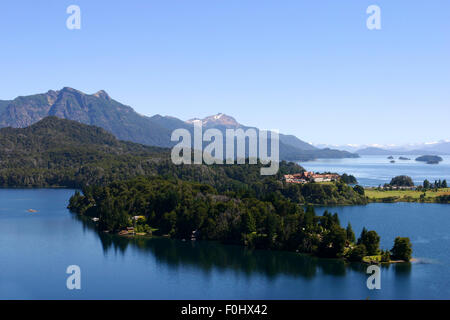 Landschaft des Nahuel Huapi See in San Carlos de Bariloche im Laufe des Tages vor einem blauen Himmel klar, Argentinien Stockfoto