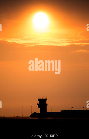 Sunset Orange Sillouette und Flug Tower Kanada Stockfoto