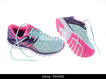 Türkis Blau und rosa Asics Zaraca 3 Laufschuhe isoliert auf weißem Hintergrund ausschneiden Stockfoto