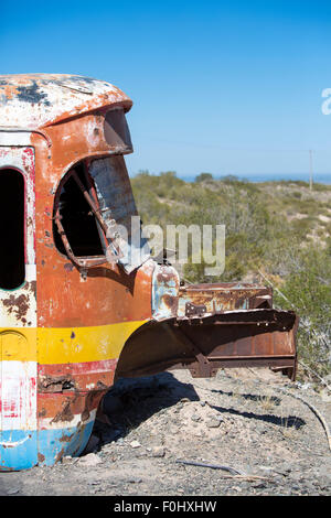 Detail der verrosteten alten bunten Schulbus mit zerbrochenen Fensterscheiben und klaren, blauen Himmel, auf dem Land im Norden von Arge aufgegeben Stockfoto