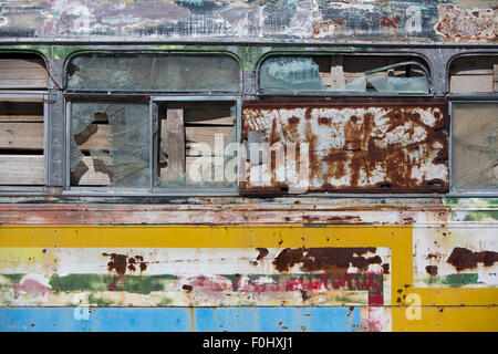 Detail der verrosteten alten bunten Schulbus mit zerbrochenen Fenstern verlassen auf dem Land im Norden von Argentinien in der Nähe von San Juan Stockfoto