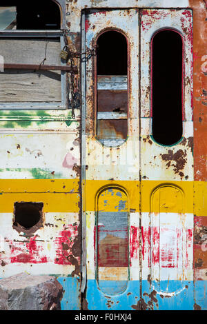 Detail der verrosteten alten bunten Schulbus mit zerbrochenen Fenstern verlassen auf dem Land im Norden von Argentinien in der Nähe von San Juan Stockfoto