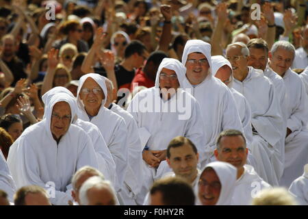 Burgund, Frankreich. 16. August 2015. Die Brüder von Taizé sitzen zwischen den Pilgern auf dem Feld. Die Brüder von Taizé, zusammen mit Tausenden von Pilgern und Führer der Kirche aus vielen verschiedenen Konfession, statt ein Gebet der Danksagung in Erinnerung von Frère Roger auf den 10. Jahrestag seines Todes und im Jahr seines 100. Geburtstages und den 75. Jahrestag seiner Ankunft in Taizé. © Michael Debets/Pacific Press/Alamy Live-Nachrichten Stockfoto