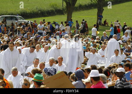 Burgund, Frankreich. 16. August 2015. Die Brüder von Taizé kommen an das Gebet, ihre traditionellen weißen Roben tragen. Die Brüder von Taizé, zusammen mit Tausenden von Pilgern und Führer der Kirche aus vielen verschiedenen Konfession, statt ein Gebet der Danksagung in Erinnerung von Frère Roger auf den 10. Jahrestag seines Todes und im Jahr seines 100. Geburtstages und den 75. Jahrestag seiner Ankunft in Taizé. © Michael Debets/Pacific Press/Alamy Live-Nachrichten Stockfoto