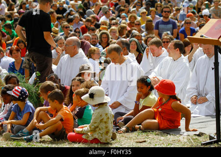 Burgund, Frankreich. 16. August 2015. Die Brüder von Taizé sitzen in der Mitte der Pilger. Die Brüder von Taizé, zusammen mit Tausenden von Pilgern und Führer der Kirche aus vielen verschiedenen Konfession, statt ein Gebet der Danksagung in Erinnerung von Frère Roger auf den 10. Jahrestag seines Todes und im Jahr seines 100. Geburtstages und den 75. Jahrestag seiner Ankunft in Taizé. © Michael Debets/Pacific Press/Alamy Live-Nachrichten Stockfoto