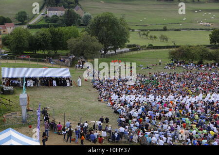 Burgund, Frankreich. 16. August 2015. Tausende von Pilgern kommen nach Taizé für das Gebet der Danksagung für Frère Roger. Die Brüder von Taizé, zusammen mit Tausenden von Pilgern und Führer der Kirche aus vielen verschiedenen Konfession, statt ein Gebet der Danksagung in Erinnerung von Frère Roger auf den 10. Jahrestag seines Todes und im Jahr seines 100. Geburtstages und den 75. Jahrestag seiner Ankunft in Taizé. © Michael Debets/Pacific Press/Alamy Live-Nachrichten Stockfoto