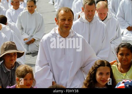 Burgund, Frankreich. 16. August 2015. Frère Alois, Prior der Communauté Taizé sitzt vor die anderen Brüder. Die Brüder von Taizé, zusammen mit Tausenden von Pilgern und Führer der Kirche aus vielen verschiedenen Konfession, statt ein Gebet der Danksagung in Erinnerung von Frère Roger auf den 10. Jahrestag seines Todes und im Jahr seines 100. Geburtstages und den 75. Jahrestag seiner Ankunft in Taizé. © Michael Debets/Pacific Press/Alamy Live-Nachrichten Stockfoto