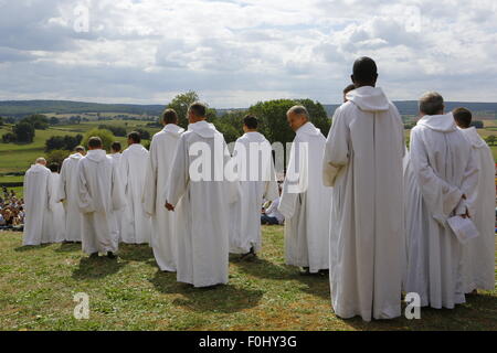 Burgund, Frankreich. 16. August 2015. Die Brüder von Taizé kommen an das Gebet, ihre traditionellen weißen Roben tragen. Die Brüder von Taizé, zusammen mit Tausenden von Pilgern und Führer der Kirche aus vielen verschiedenen Konfession, statt ein Gebet der Danksagung in Erinnerung von Frère Roger auf den 10. Jahrestag seines Todes und im Jahr seines 100. Geburtstages und den 75. Jahrestag seiner Ankunft in Taizé. © Michael Debets/Pacific Press/Alamy Live-Nachrichten Stockfoto