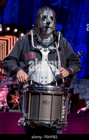 Tinley Park, Illinois, USA. 15. August 2015. Schlagzeuger CHRIS FEHN von Slipknot führt live auf der "Sommer Last Stand" Tour im Hollywood Casino Amphitheater in Tinley Park, Illinois Credit: Daniel DeSlover/ZUMA Draht/Alamy Live News Stockfoto