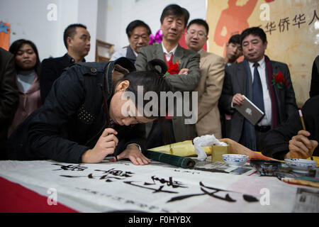 Buenos Aires, Argentinien. 16. August 2015. Ein Lehrer der Kalligraphie schreibt Friedensbotschaften während einer Aktivität am 16. August 2015 anlässlich der 70. Jahrestag des Sieges von dem chinesischen Volk Krieg der Widerstand gegen die japanische Aggression als auch das Ende des zweiten Weltkriegs, in der Stadt Buenos Aires, Argentinien. Chinesische Einwanderer in Argentinien feierte den 70. Jahrestag des Sieges von dem chinesischen Volk Krieg der Widerstand gegen die japanische Aggression als auch das Ende des zweiten Weltkriegs. © Martin Zabala/Xinhua/Alamy Live-Nachrichten Stockfoto