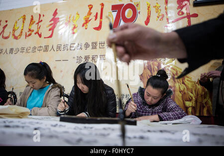 Buenos Aires, Argentinien. 16. August 2015. Während einer Aktivität am 16. August 2015 anlässlich der 70. Jahrestag des Sieges von dem chinesischen Volk Krieg der Widerstand gegen die japanische Aggression als auch das Ende des zweiten Weltkriegs, in der Stadt Buenos Aires, Argentinien, schreiben Kalligraphie Studenten Friedensbotschaften. Chinesische Einwanderer in Argentinien feierte den 70. Jahrestag des Sieges von dem chinesischen Volk Krieg der Widerstand gegen die japanische Aggression als auch das Ende des zweiten Weltkriegs. © Martin Zabala/Xinhua/Alamy Live-Nachrichten Stockfoto